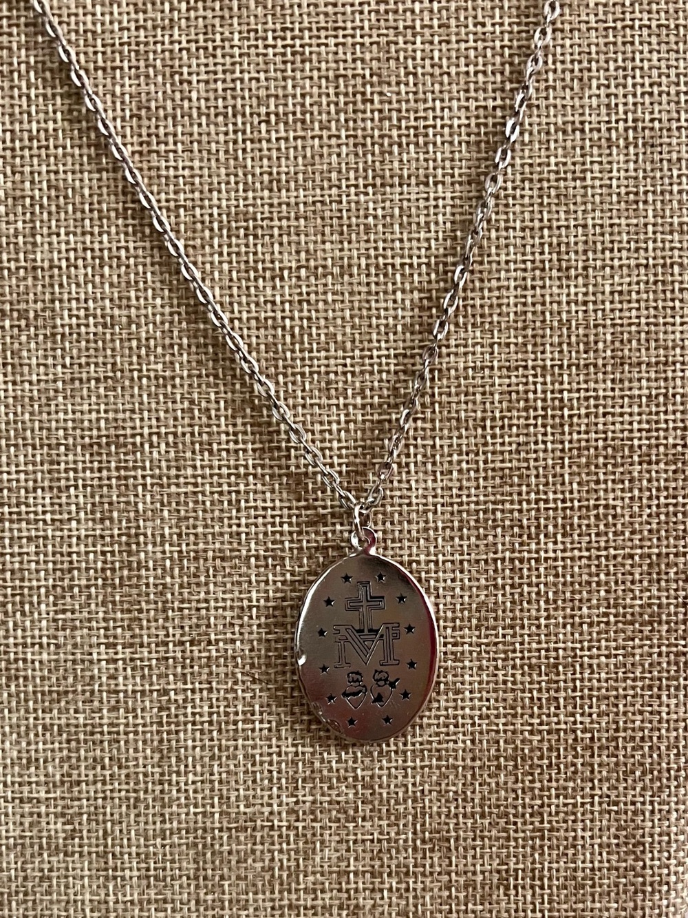 Vintage Virgin Mary Pendant and 20 in Chain. - Picture 2 of 4